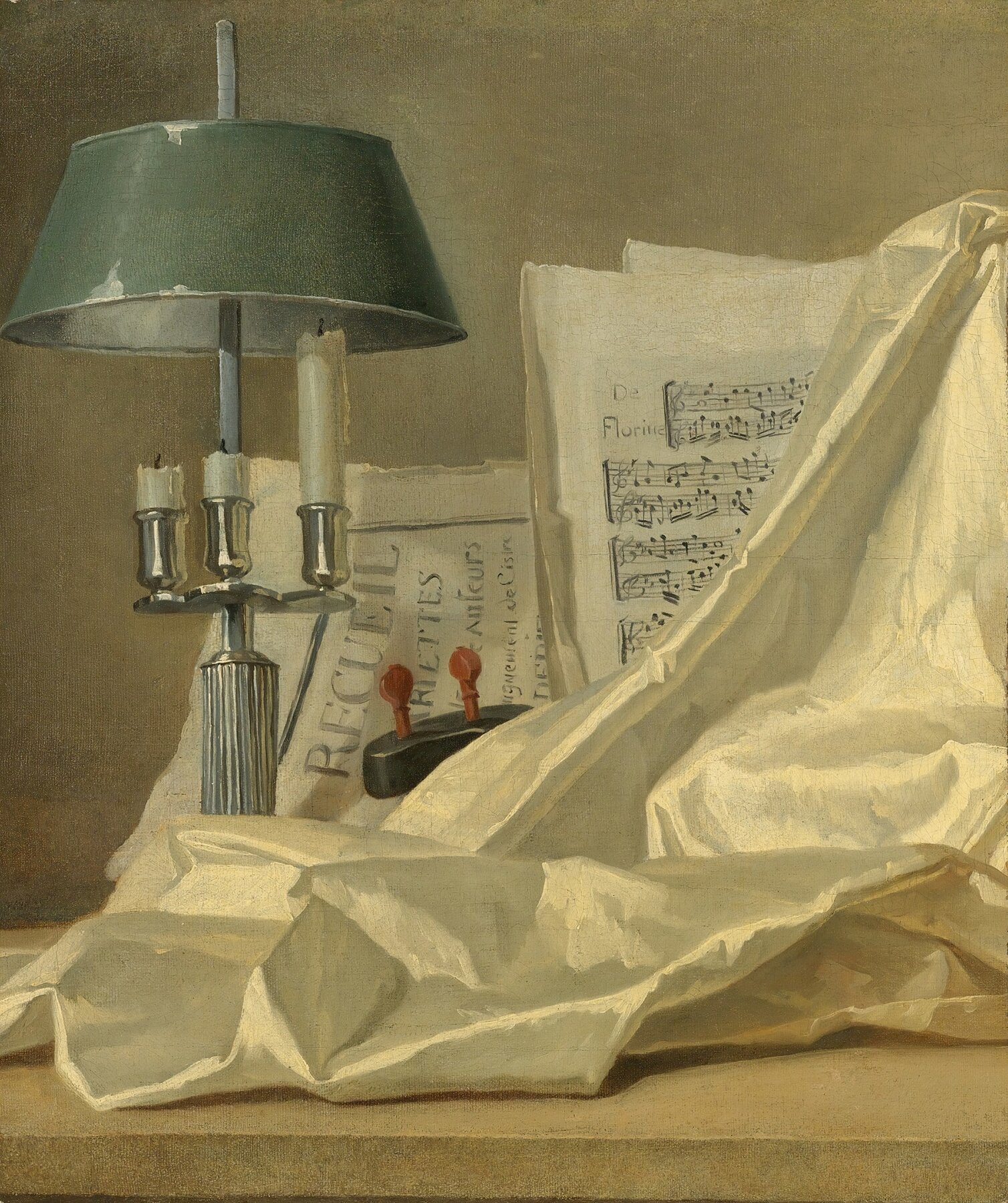 Ein Stilleben mit einer Bouillette-Lampe, einem Notenblatt, einer Geige oder einer Cister und einem weißen Satintuch auf einem Steinvorsprung