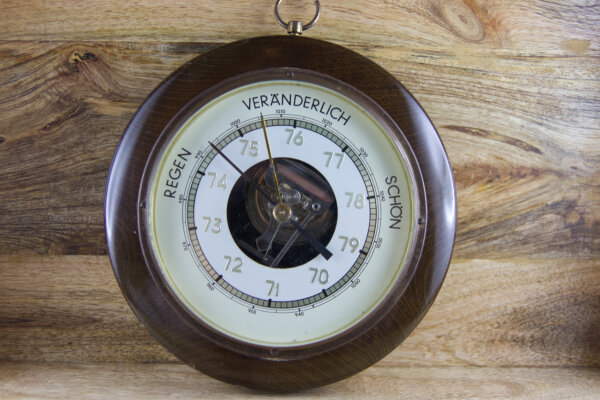 Wandbarometer mit offenem Werk