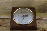 Barometer/ Thermometer auf dunklem Holz